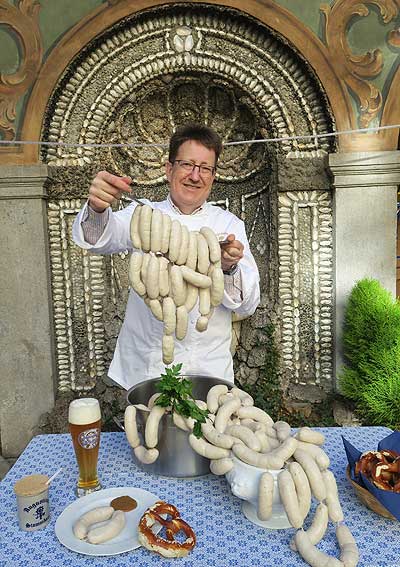 Innenstadtwirte-Vorstandsmitglied Thomas Vollmer ist auf die Ein-Euro-Weißwurst- Geburtstagsfeier bereits bestens vorbereitet